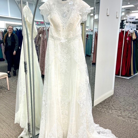 Brand New Wedding Dress Just Picked Up In May 2024. - Picture 5 of 8